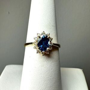 NWT .90ct oval cut sapphire and diamond halo ring in 14k yellow gold!